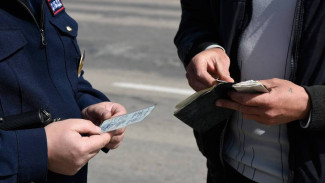 В Салехарде пьяный водила дважды попытался дать инспектору взятку и был за это наказан 