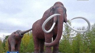 Надымские власти опасаются, что такого количества посетителей мамонтовая скульптура просто не выдержит