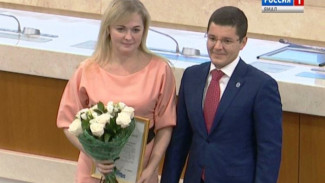Дмитрий Артюхов вручил награды сотрудникам избирательной комиссии
