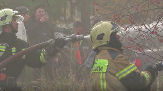 Надымские пожарные спасли двух человек из горящего дома