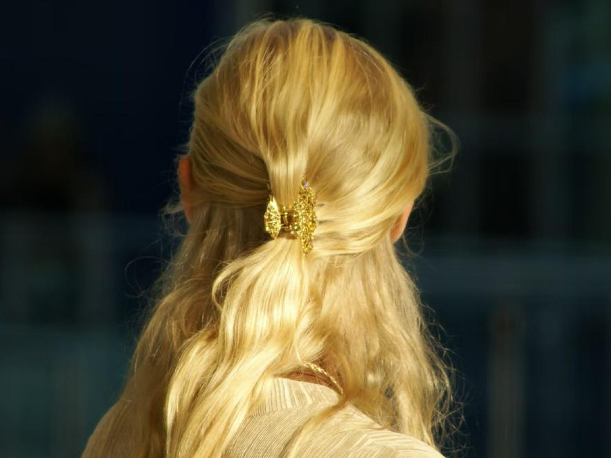 «Как убрать густоту волос (волосы короткие), не могу распускать?» — Яндекс Кью