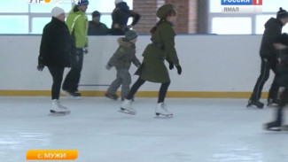 Фронтовой вальс на коньках. Жители Мужи устроили массовые катания в честь юбилея Победы