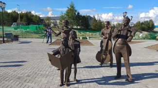 Оркестр, цветущий рояль и семья музыкантов: в Губкинском появился необычный сквер, где можно отдохнуть душой