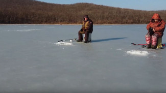Расчехляем удочки: приморские рыбаки вышли на рыбалку на неокрепший лед