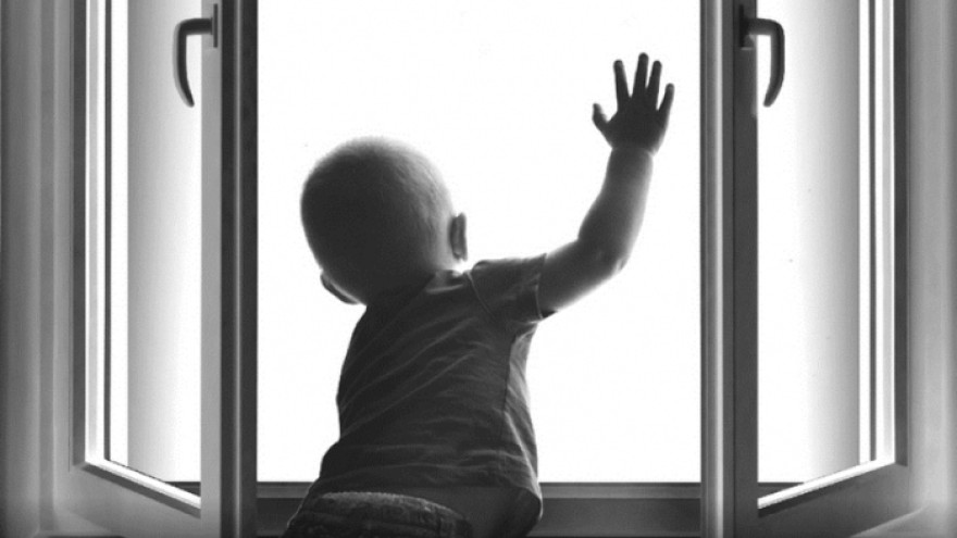 В Ноябрьске двухлетний малыш выпал из окна