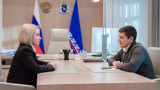 Дмитрий Артюхов обсудил развитие Муравленко с главой города Еленой Молдован