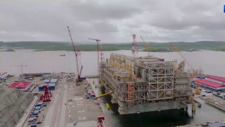 «Арктик СПГ - 2»: огромный плавучий завод идет из Мурманска в сторону Ямала