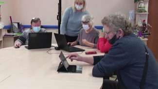 Пенсионеры Муравленко осваивают компьютерные технологии