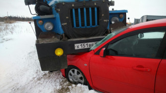 В Новом Уренгое Урал подмял под себя Мазду. Водитель иномарки чудом остался жив