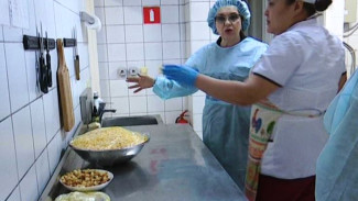 Жалобы на плохую и невкусную еду: единороссы осмотрели столовую и пищеблок третей школы Салехарда