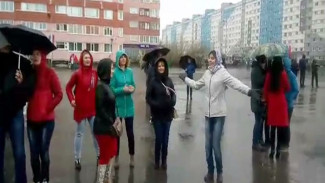 Дождь, ветер и мокрый снег не помешали новоуренгойцам отметить праздник День России