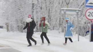 Кросс в мороз и с подарками: Деды Морозы и Снегурочки устроили забег по улицам Салехарда