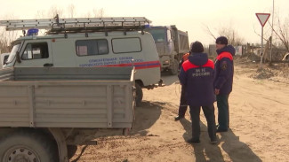 В Якутске сотрудники МЧС патрулируют закрытые ледовые переправы