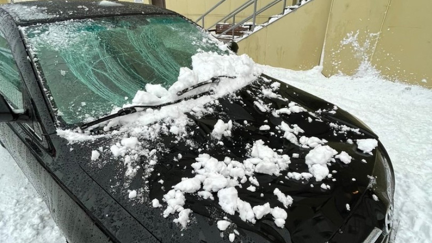 В Губкинском рухнувший с крыши дома снег повредил автомобиль