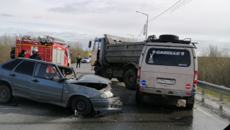 На Ямале водитель легковушки выехал на «встречку» и устроил массовое ДТП с пострадавшими (ВИДЕО)