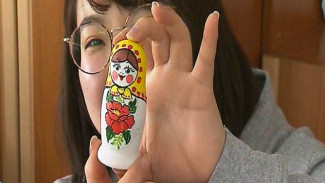 Японские студенты освоили навыки росписи традиционной русской матрешки