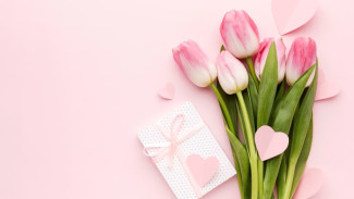 «Цветы мамам Героев»: на Ямале поздравили матерей участников СВО 