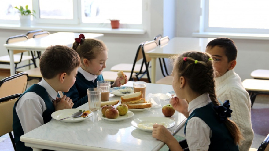 Индекс несъедаемости: половину еды в школьных столовых приходиться выбрасывать 