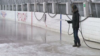 Подвозят снег и заливают лед: в Тазовском районе готовятся к зимнему спортивному сезону