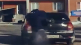 Герой боевика: в Ишиме бесстрашный полицейский задержал угонщика, запрыгнув на машину