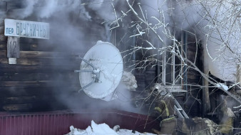 В Салехарде из горящего дома эвакуировали 12 человек