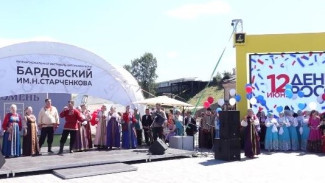 Национальные подворья, игры и мастер-классы: в Тюмени День России отметили грандиозным мостом дружбы