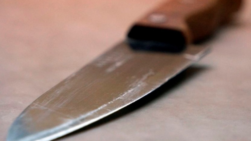 В Лабытнангах мужчина избил 60-летнего сковородой и несколько раз ударил ножом в голову и шею