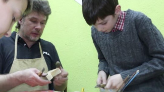 В их руках рождаются шедевры: как в Тюмени возрождают ремесло русской игрушки