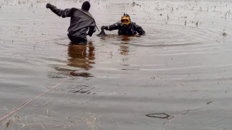Водолазы нашли третьего погибшего на озере в Приуральском районе