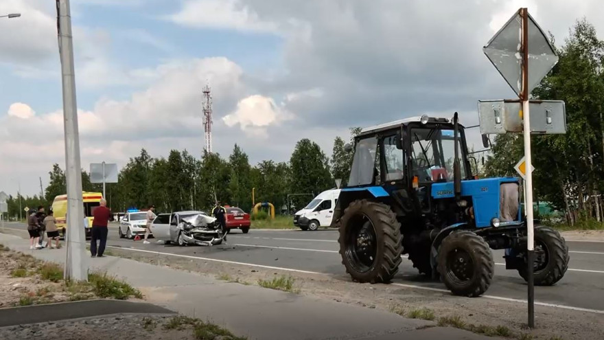 Синий трактор не доедет к нам: в Надыме тракторист не пропустил «ВАЗ» и устроил ДТП
