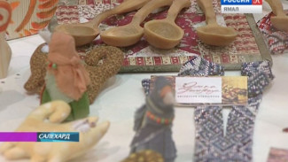 Обереги, детские игрушки, и даже ковры! Изготовленные вручную сувениры предлагает салехардцам уникальная ярмарка