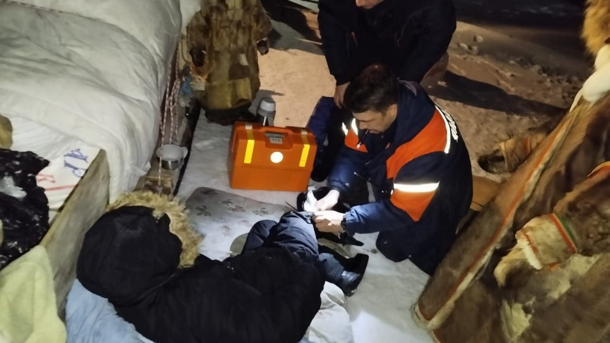 На Ямале спасатели помогли мужчине и женщине, которые застряли посреди тундры из-за травмы