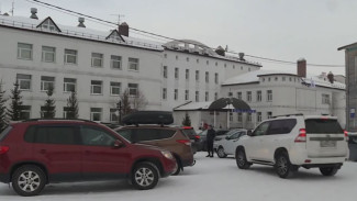 Салехардцы столкнулись с проблемой - к Обдорской гимназии можно подъехать только со двора
