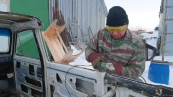 Ямальский пенсионер восстанавливает машины для бойцов СВО 