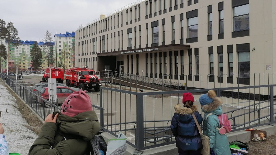 Эвакуировали 15 детей: в Ноябрьске горела школа искусств