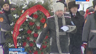 Для официальных лиц день начался с возложения цветов к Вечному огню в Парке Победы