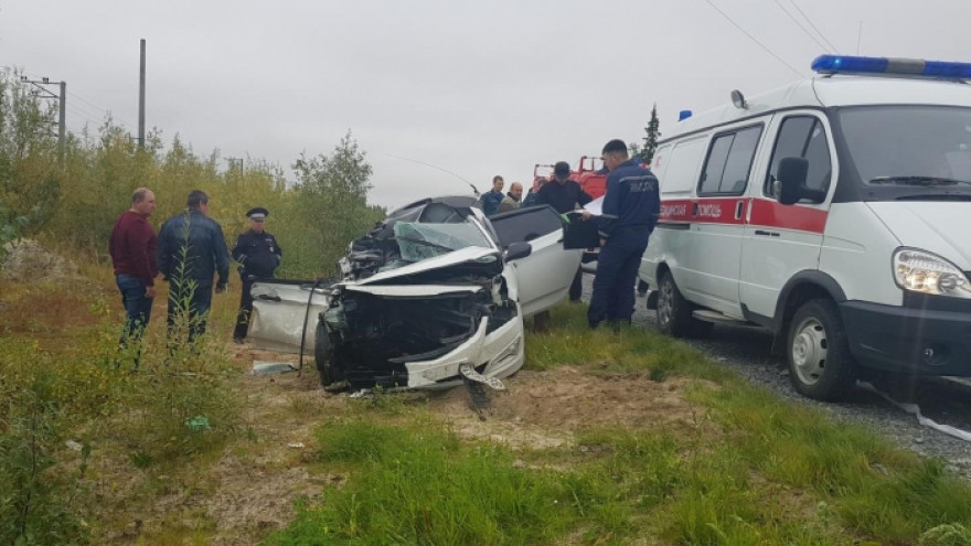 На Ямале автомобиль, в котором находилось двое детей, столкнулся с грузовиком