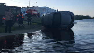 В Надымском районе на берег вытащили утонувший в озере автомобиль