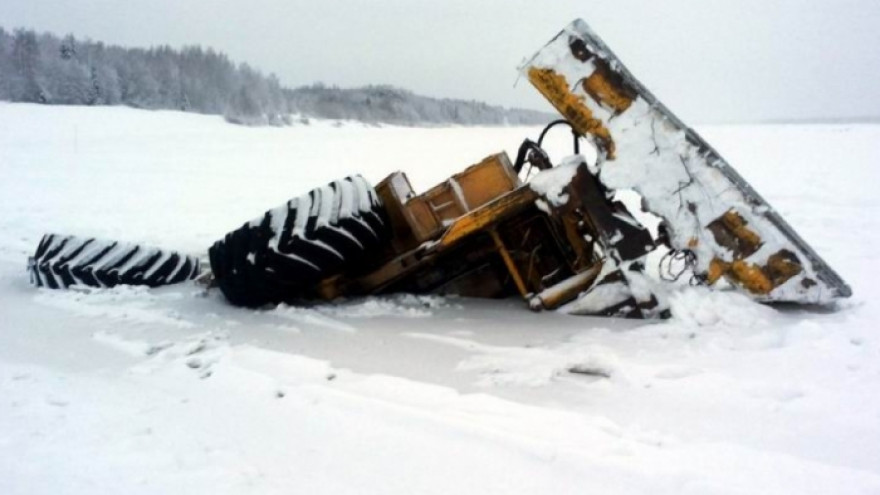 При строительстве зимней дороги Салехард — Надым погиб тракторист, провалившись вместе с машиной под лед