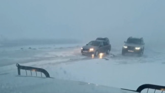 Ямальские спасатели эвакуировали двадцать человек с закрытого зимника 