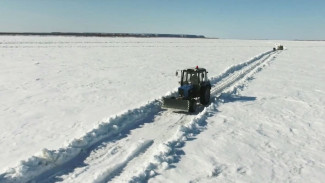 Лёд пилят - вода не летит: в Якутии начали делить Лену на ромбы