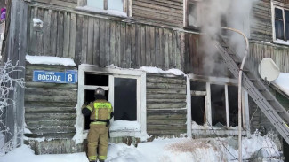 Двухэтажный дом загорелся в Салехарде: есть пострадавшие