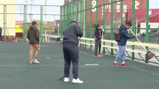 В Яр-Сале общими силами очистили футбольное поле от окурков