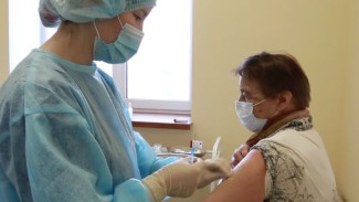 Вакцину от коронавируса получила почетный гражданин Шурышкарского района 80-летняя Людмила Затлер
