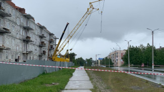 В Ноябрьске перекрыли дорогу из-за падающего строительного крана