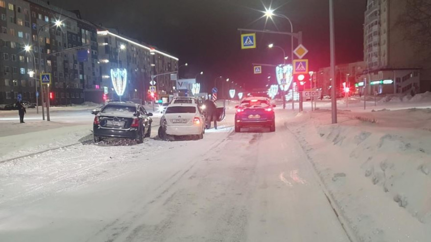 В Ноябрьске случилось массовое ДТП с участием трех автомобилей