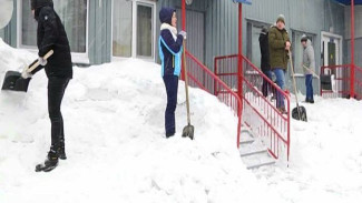 «Снежная гвардия»: активисты Муравленко расчищают от снега территории детсадов