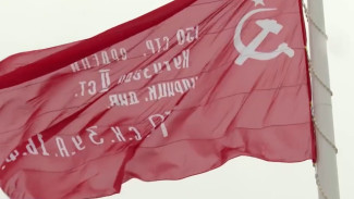 В Новом Уренгое развевается копия Знамени Победы 1945 года