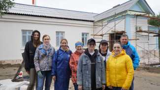В Салехарде волонтеры наводили порядок на объекте культурного наследия