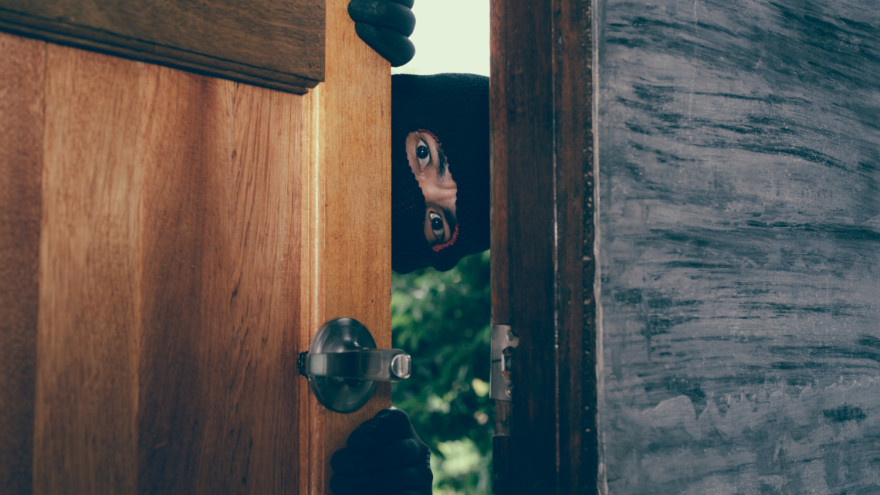 В Новом Уренгое горе-воришка похитил входную дверь 